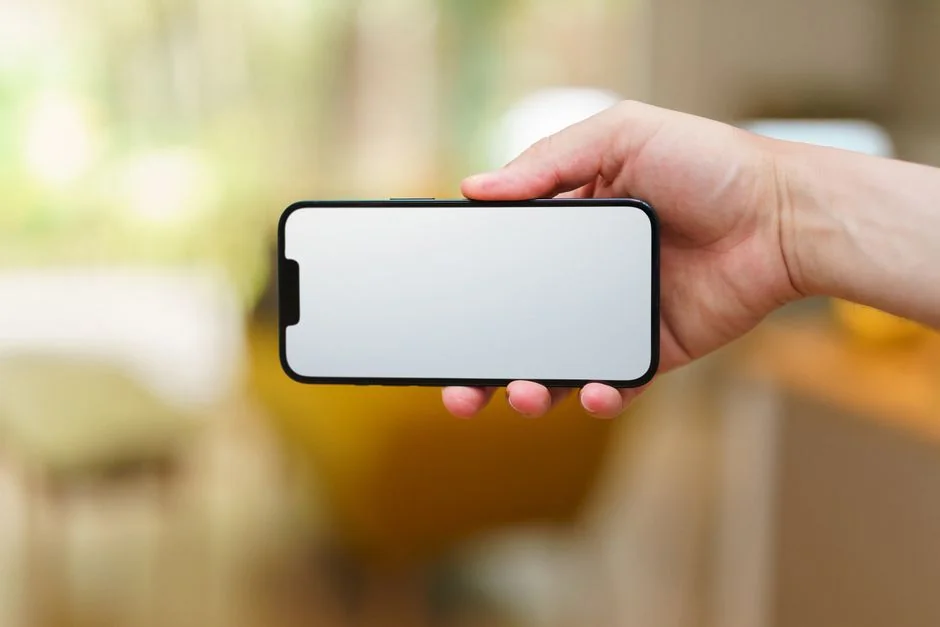 Un espace de travail élégant avec un ordinateur portable et des écrans affichant un logiciel de conception.